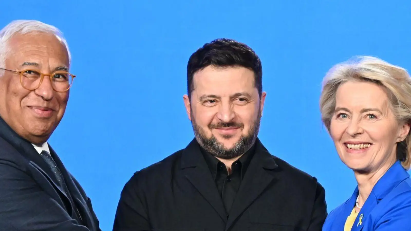 Die EU sagt der Ukraine zum Nationalfeiertag neue Rüstungshilfen zu. Im Februar waren EU-Ratspräsident António Costa und EU-Kommissionspräsidentin Ursula von der Leyen zuletzt gemeinsam zu Gesprächen mit dem ukrainischen Präsidenten Wolodymyr Selenskyj (m) gereist. (Foto: Ansgar Haase/dpa)