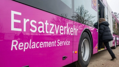 Die Bahnstrecke zwischen Obertraubling und Passau wird wegen Bauarbeiten ab Mitte Juni vorübergehend gesperrt. Es fahren Ersatzbusse. (Archivbild) (Foto: Armin Weigel/dpa)
