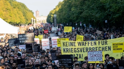 Mehr als 100.000 Menschen haben nach Schätzung der Veranstalter am Gaza-Protest teilgenommen. Die Polizei nannte etwas niedrigere Zahlen. (Foto: Fabian Sommer/dpa)
