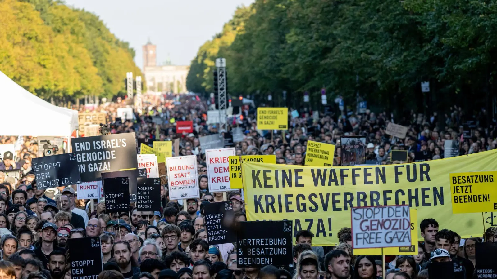 Mehr als 100.000 Menschen haben nach Schätzung der Veranstalter am Gaza-Protest teilgenommen. Die Polizei nannte etwas niedrigere Zahlen. (Foto: Fabian Sommer/dpa)