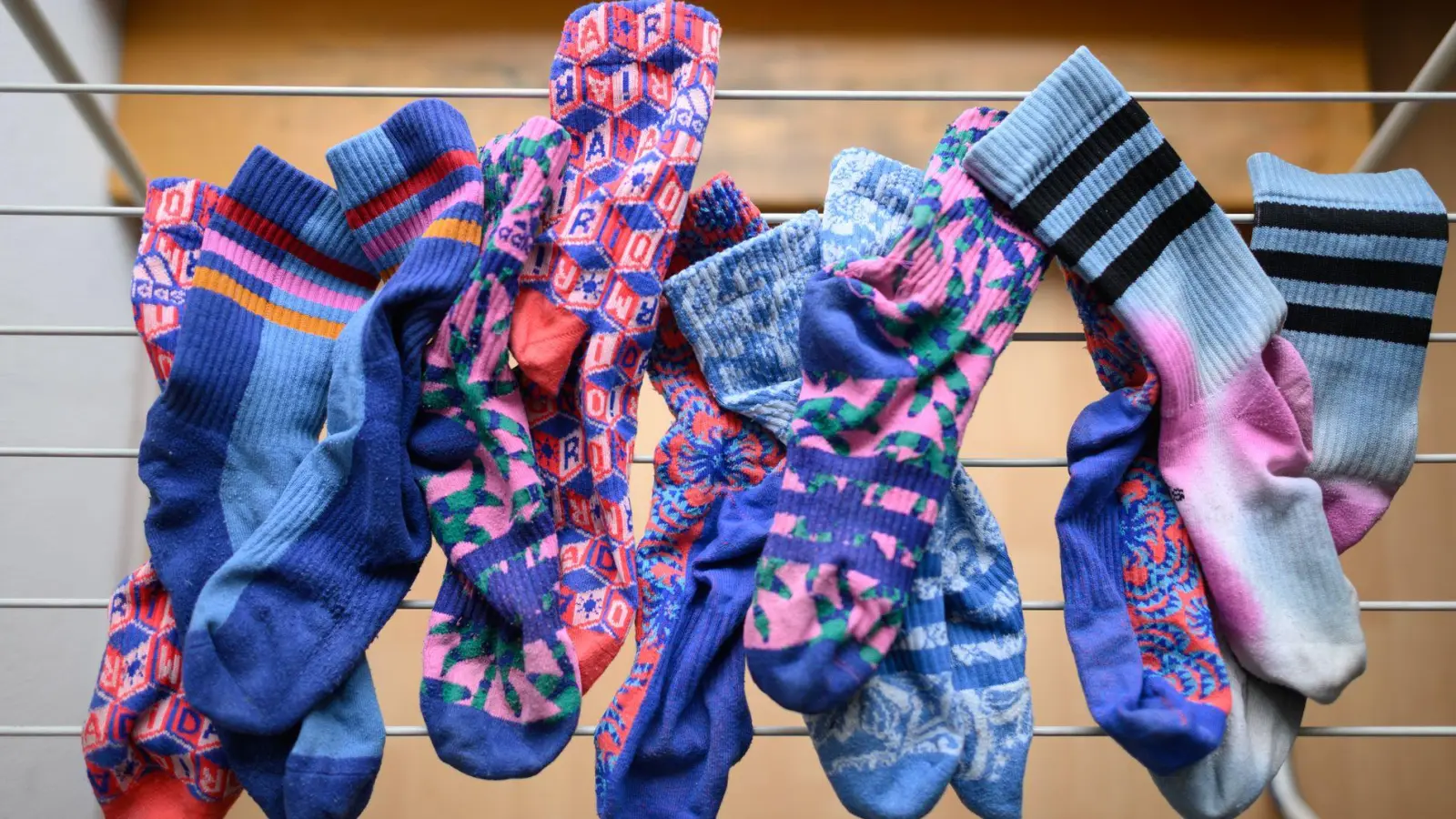 Gar nicht mal so frisch: Muffige Wäsche entsteht oft durch Restfeuchtigkeit. Textilien sollten immer vollständig getrocknet werden, bevor sie in den Schrank kommen. (Foto: Robert Michael/dpa/dpa-tmn)