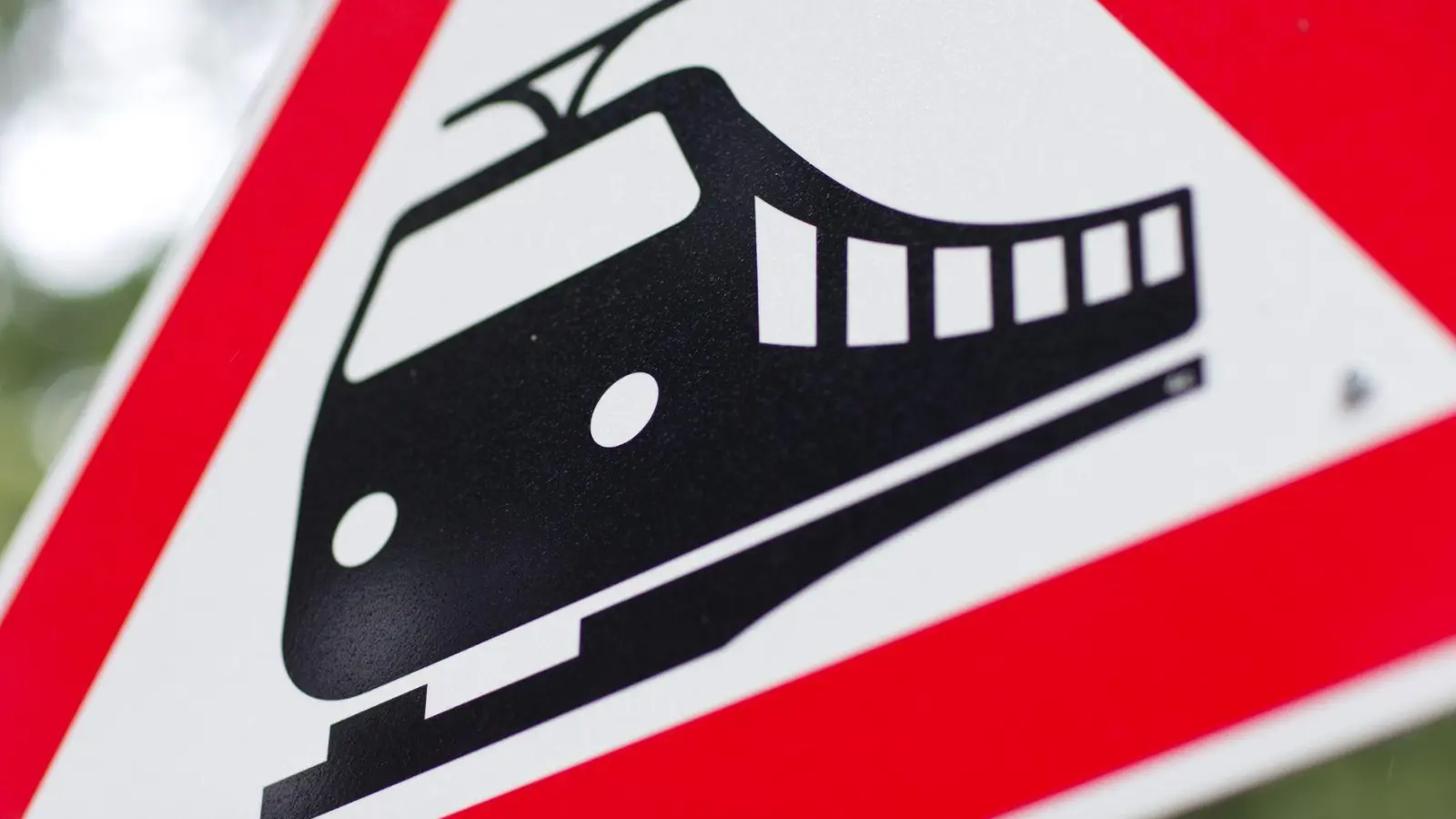 Nach dem Unfall ermittelt die Polizei wegen gefährlichen Eingriffs in den Bahnverkehr. (Symbolbild) (Foto: Friso Gentsch/dpa)