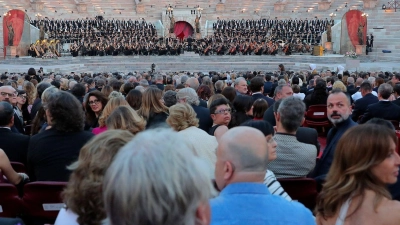 Menschen besuchen ein Galakonzert in der Arena von Verona, um die Anerkennung der italienischen Opernkunst durch die UNESCO zu feiern, in Verona, Italien. (Foto: Paola Garbuio/ Lapresse/LaPresse/dpa)