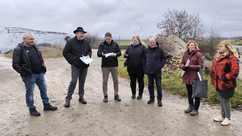 Kommunalpolitikerinnen und Kommunalpolitiker, Verwaltungsvertretende sowie der künftige Betreiber machten sich vor Ort ein Bild vom Standort der geplanten Biogasanlage bei Cadolzhofen.  (Foto: Thomas Schaller)