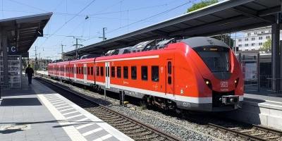 Die S-Bahn, hier am Bahnhof in Ansbach, ist das Rückgrat des öffentlichen Nahverkehrs in Westmittelfranken. Beim geplanten Ausbau des Netzes sollten auch batterieelektrischen Züge zum Einsatz kommen, fordert der Verkehrsclub Deutschland.  (Foto: Thomas Schaller)