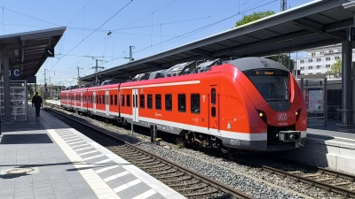 Die S-Bahn, hier am Bahnhof in Ansbach, ist das Rückgrat des öffentlichen Nahverkehrs in Westmittelfranken. Beim geplanten Ausbau des Netzes sollten auch batterieelektrischen Züge zum Einsatz kommen, fordert der Verkehrsclub Deutschland.  (Foto: Thomas Schaller)