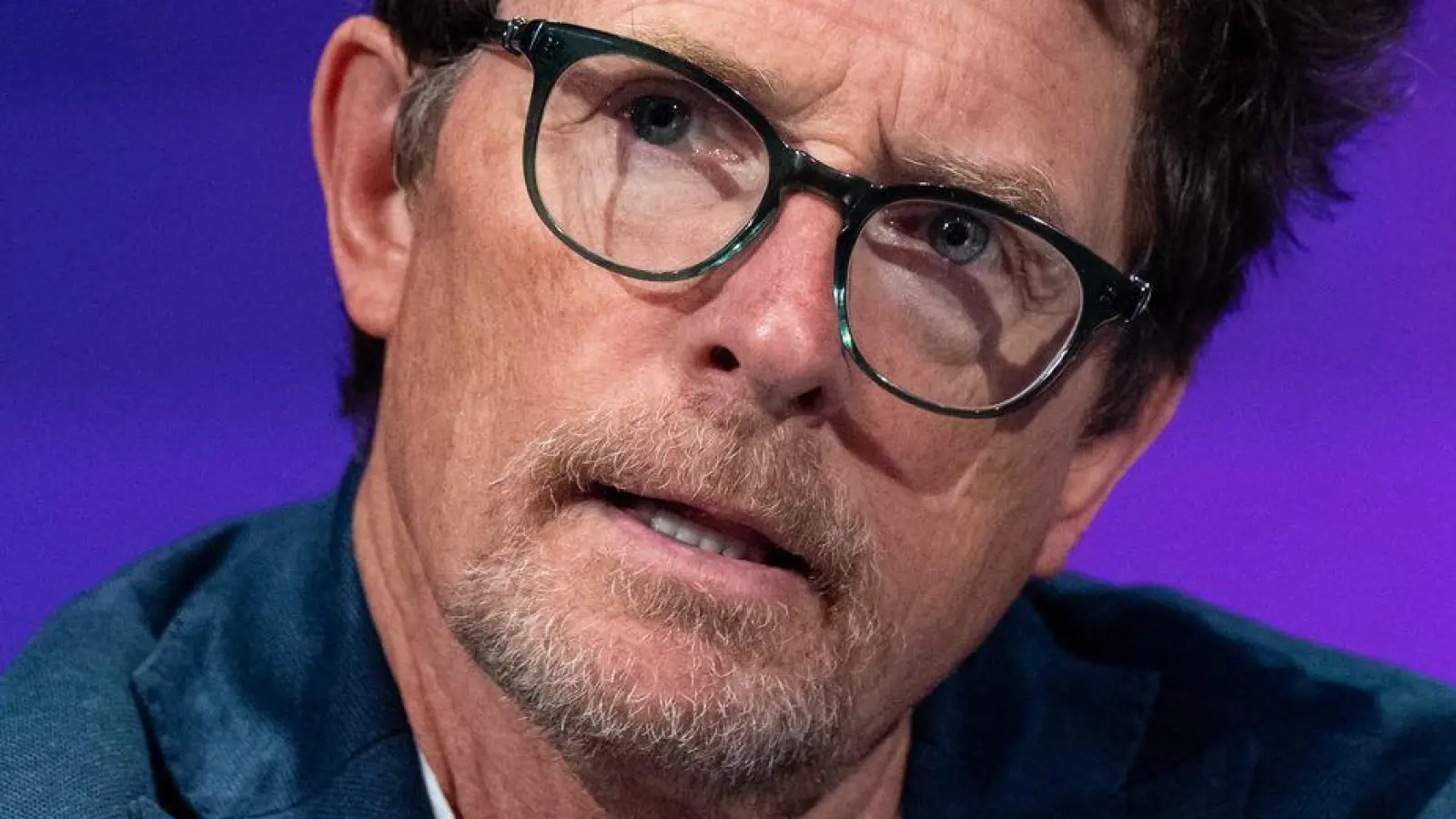 Der an Parkinson erkrankte Hollywoodstar Michael J. Fox (64) lobt seinen Schauspiel-Kollegen Harrison Ford (83) und dessen Fürsorglichkeit beim gemeinsamen Dreh der Serie „Shrinking“. (Archivbild)  (Foto: Sven Hoppe/dpa)