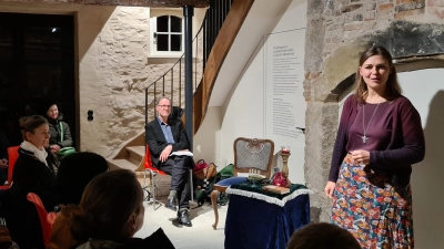 Juliane Dehner erzählte jüdische Märchen im Mikwenhaus in der Judengasse. (Foto: Margit Schwandt)