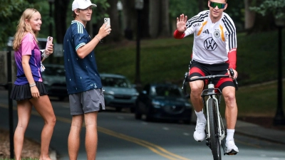 Der Kapitän ist mit dem Radl da: Joshua Kimmich auf dem Weg zum Training in Winston-Salem.  (Foto: Jan Woitas/dpa)