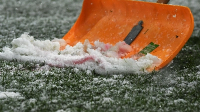 Das Winterwetter könnte auch Einfluss auf die Spiele in der Fußball-Bundesliga haben. (Symbolbild) (Foto: Patrick Seeger/dpa)