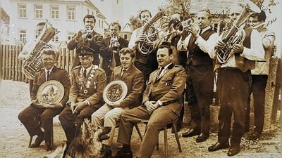 Mit zünftiger Musik wurden auch schon die allerersten Königsproklamationsfeiern der noch jungen Gruppe garniert. Das aus dem Vereinsarchiv stammende Foto entstand im Jahr 1968 und zeigt den damaligen Schützenmeister Hans Butzer (vorne rechts) mit den Würdenträgern und Musikanten. (Repro: Jürgen Binder)