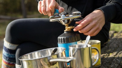 Beim Campen sind handliche Gaskocher praktisch. Unsachgemäßer Umgang damit kann aber gefährlich werden. (Symbolbild: Christin Klose/dpa-tmn)