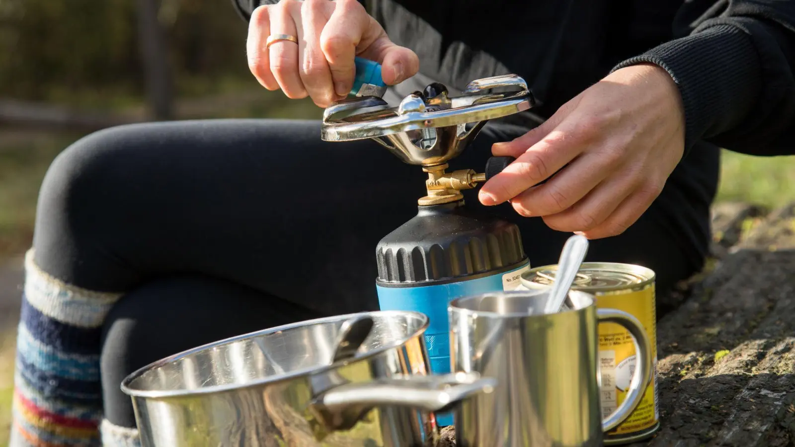Beim Campen sind handliche Gaskocher praktisch. Unsachgemäßer Umgang damit kann aber gefährlich werden. (Symbolbild: Christin Klose/dpa-tmn)