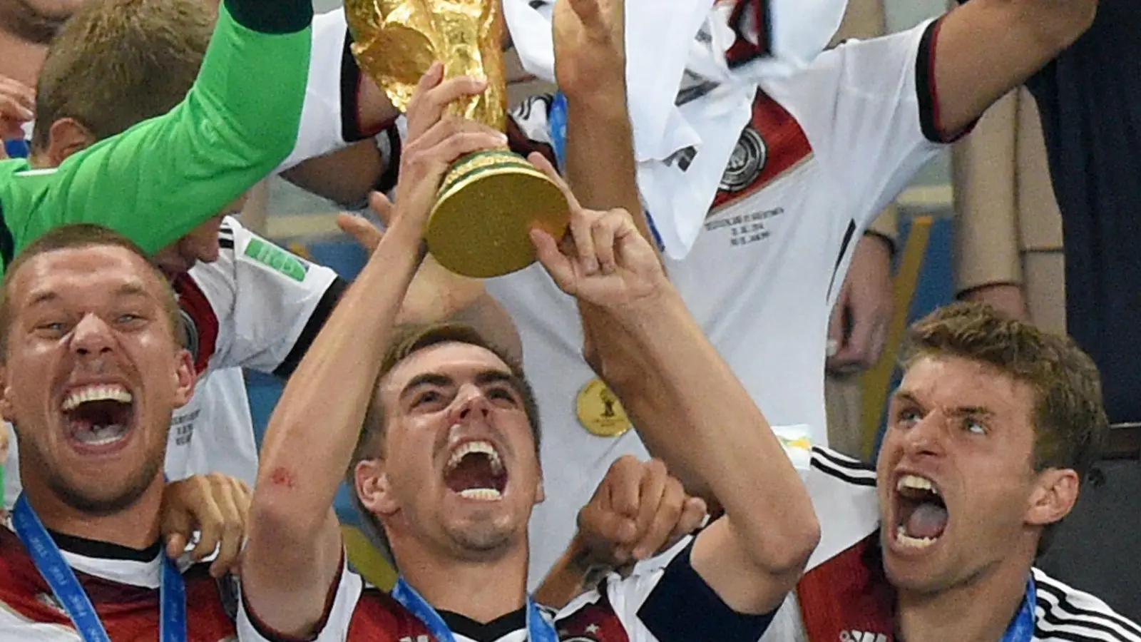 Philipp Lahm reckte 2014 als bislang letzter deutscher Nationalmannschaftskapitän den WM-Pokal in die Höhe. (Archivbild) (Foto: Marcus Brandt/dpa)