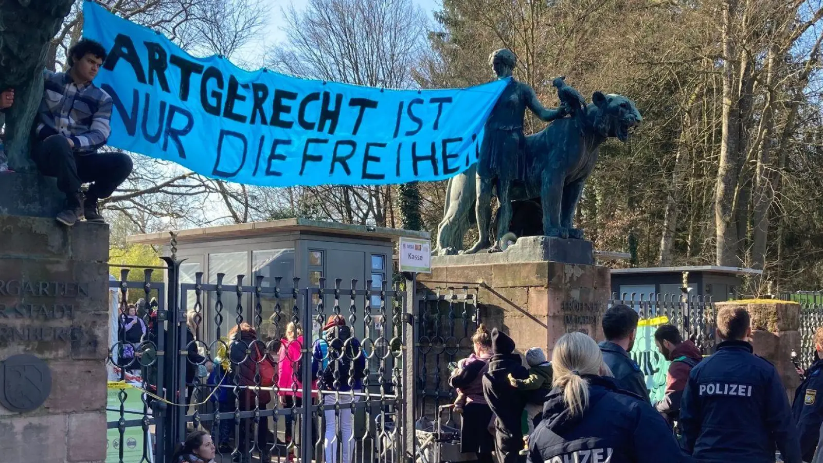 Aktivisten demonstrieren am Nürnberger Zoo gegen die geplante Tötung von Pavianen. (Foto: Sebastian Schlenker/dpa)