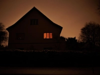 Immer noch ist Stromausfall im Südwestern Berlins und Kerzenschein erhellt ein Zimmer in einem Haus. (Foto: Carsten Koall/dpa)