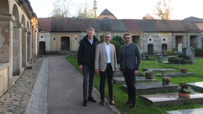 Sie arbeiten daran, dass es bald möglich ist, die Grufthäuser im südöstlichen Teil des Friedhofs herzurichten: Dekan Dr. Matthias Büttner (Mitte), der Geschäftsführer der Gesamtkirchengemeinde, Frank Weihermann (rechts), und sein Stellvertreter Manuel Dornhöfer. (Foto: Oliver Herbst)