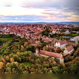 Über den Herbstwolken - gesehen über Rothenburg (Foto: Thomas Hörber)