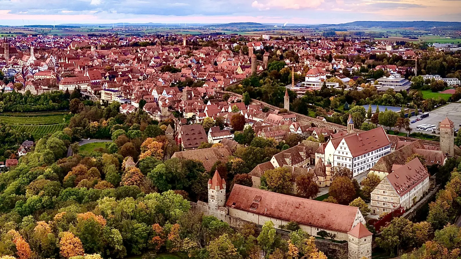 Über den Herbstwolken - gesehen über Rothenburg (Foto: Thomas Hörber)