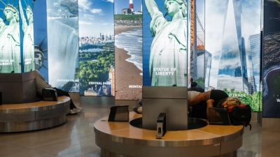 An vielen Flughäfen in den USA müssen Reisende sich auf lange Wartezeiten einstellen - so wie hier am LaGuardia International Airport in New York.  (Foto: Olga Fedorova/FR172242 AP/AP/dpa)