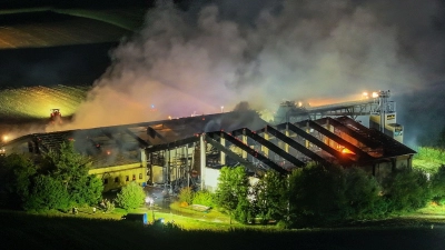 Der Schweinestall ist komplett abgebrannt. (Foto: Jason Tschepljakow/dpa)