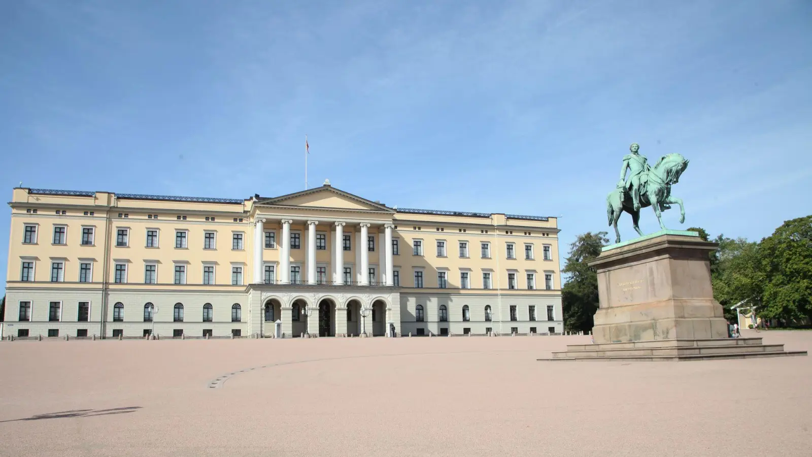 Ein Mann soll einen oder mehrere Molotowcocktails auf das norwegische Königsschloss geworfen haben. (Foto: Steffen Trumpf/dpa)