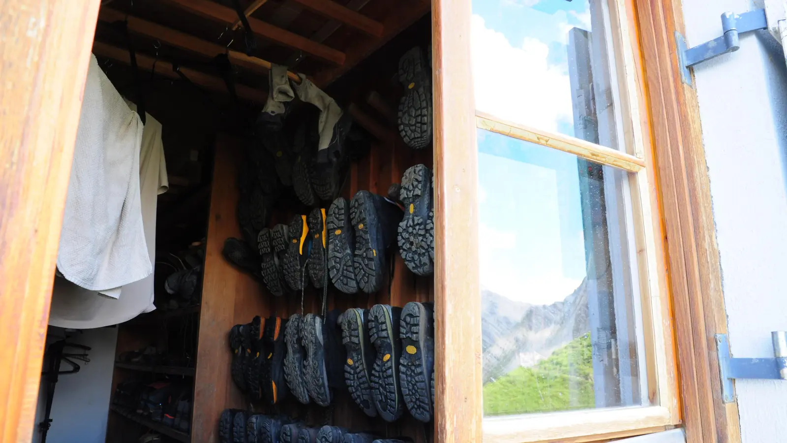 Die Wanderschuhe bleiben im ersten Raum neben der Haustür, damit der Dreck sich nicht in der Hütte verteilt.  (Foto: Jonas Volland)