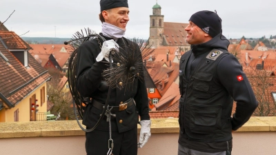 Phil (links) und Philipp Reifenbergers Arbeitsplatz ist auf den Dächern der Altstadt. Die Kaminkehrer finden, sie haben einen der schönsten Berufe der Welt. (Foto: Martina Haas)