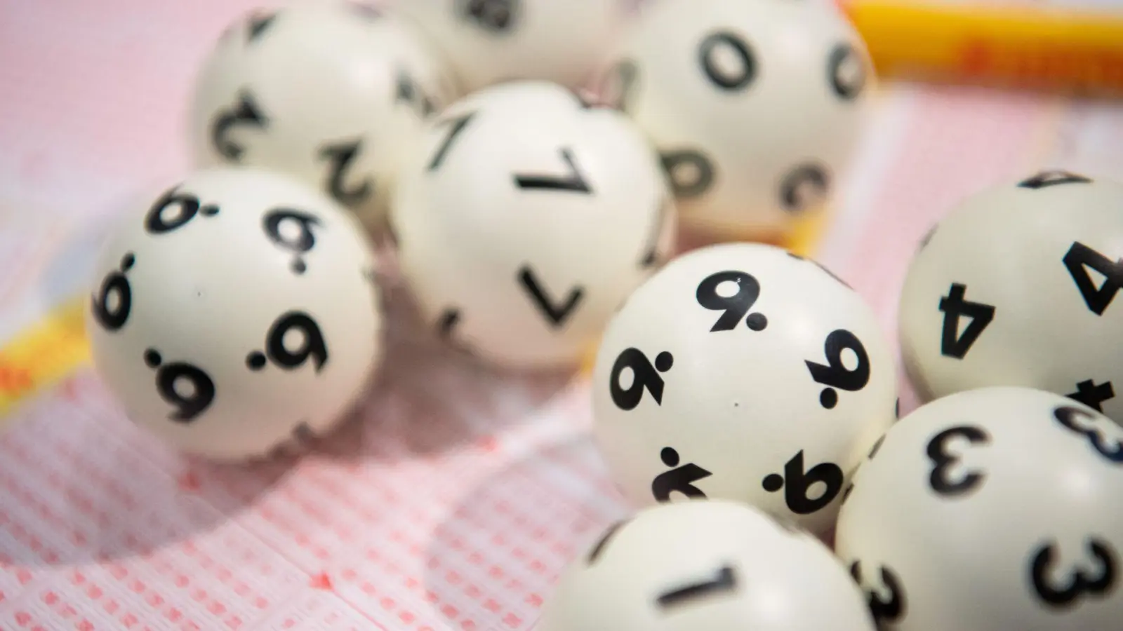 Lotto Bayern hat im vergangenen Jahr 24 Menschen zu Millionärinnen und Millionäre gemacht. (Symbolbild) (Foto: Tom Weller/dpa)