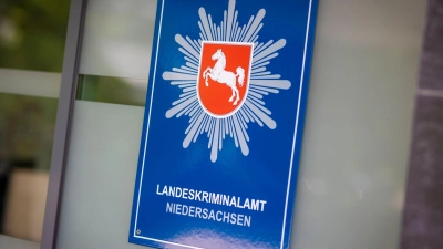 Ein geflohener Mörder ist wieder gefasst. (Symbolbild)  (Foto: Moritz Frankenberg/dpa)