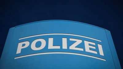 Die Autobahnpolizei Dortmund ist nach einem Flugzeugabsturz auf der A45 bei Olpe im Einsatz. (Symbolbild (Foto: Soeren Stache/dpa)