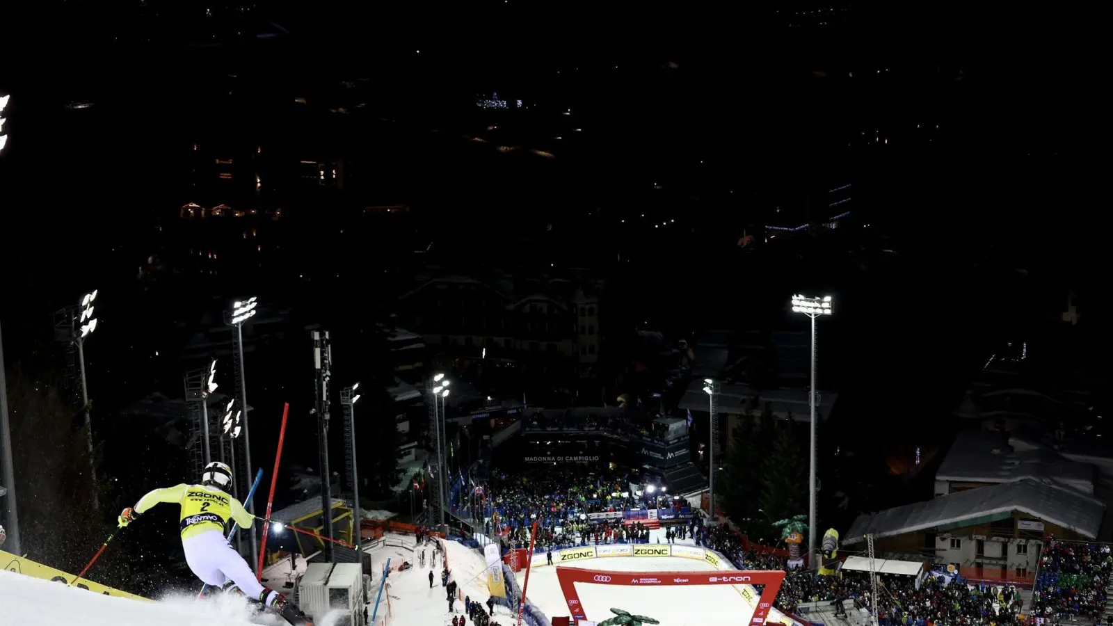 Linus Straßer erreicht unter Flutlicht Platz Drei in Madonna di Campiglio, Italien. (Foto: Gabriele Facciotti/AP/dpa)