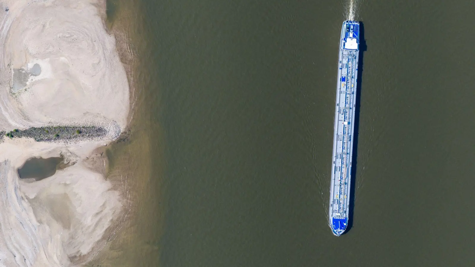 Am Rhein in Duisburg sind breite Sandbänke sichtbar. (Archivbild) (Foto: Christoph Reichwein/dpa)
