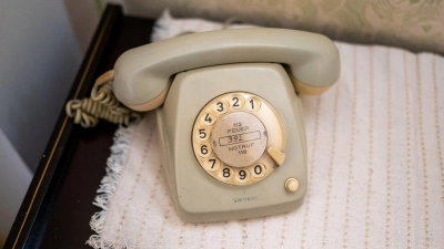 Das Wählscheibentelefon kann bleiben – nur die Leitung nicht. Statt klassischem Festnetz soll bei Bedarf eine Adapterbox Gespräche übers Mobilfunknetz möglich machen. (Foto: Philipp Schulze/dpa/dpa-tmn)