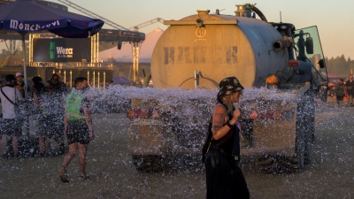 Um den Staub zu binden, waren Traktoren mit großen Wasserfässern unterwegs und befeuchteten den Boden. Manche Fans nutzten die Gelegenheit, um sich abzukühlen.  (Foto: René Chlopotowski)