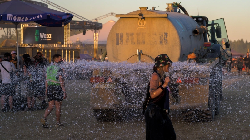 Um den Staub zu binden, waren Traktoren mit großen Wasserfässern unterwegs und befeuchteten den Boden. Manche Fans nutzten die Gelegenheit, um sich abzukühlen.  (Foto: René Chlopotowski)