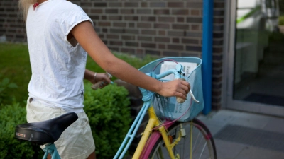 Es gibt Regeln: Jugendliche dürfen nur zu bestimmten Tageszeiten und begrenzt lange arbeiten. (Foto: Silvia Marks/dpa-tmn)
