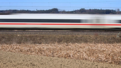 Die bisherige ICE-Strecke zwischen den benachbarten Großstädten Augsburg und Ulm soll durch eine neue Trasse ersetzt werden. (Archivbild) (Foto: Karl-Josef Hildenbrand/dpa)