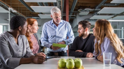 Wie geht das Teammeeting aus? Wer glaubt, alles beeinflussen zu können, hat oft ein überzogenes Verantwortungsgefühl.  (Foto: Christin Klose/dpa-tmn)