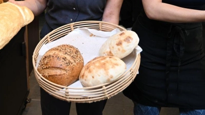In vielen Städten gibt es die Balkan-Bäckereien mittlerweile.  (Foto: Felix Kästle/dpa)
