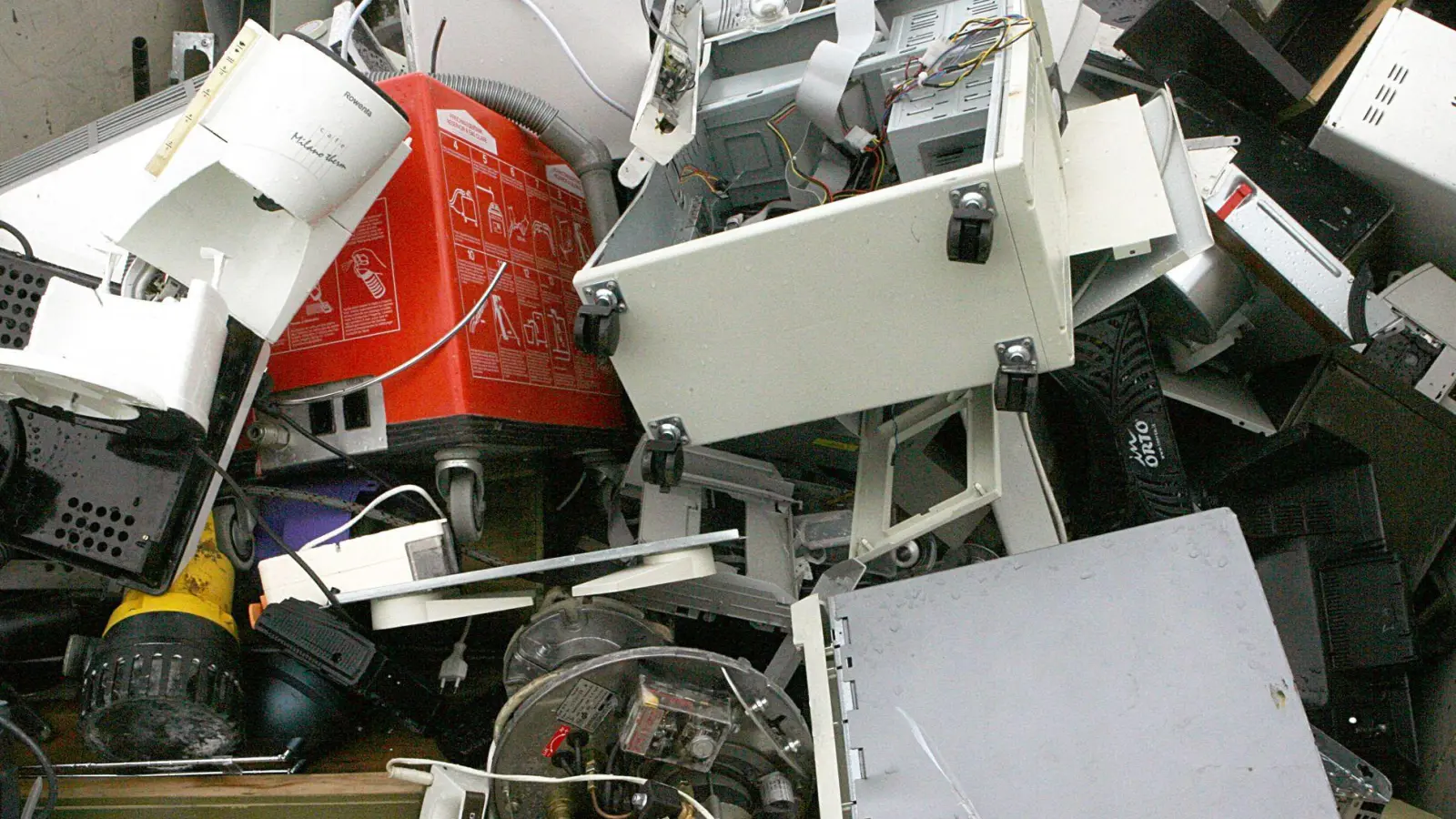 Elektroschrott, Fiberglas, Gummi, Metall und vieles mehr sollen illegal von Bayern nach Tschechien gebracht worden sein. (Symbolbild) (Foto: picture alliance / Frank Mächler/dpa)