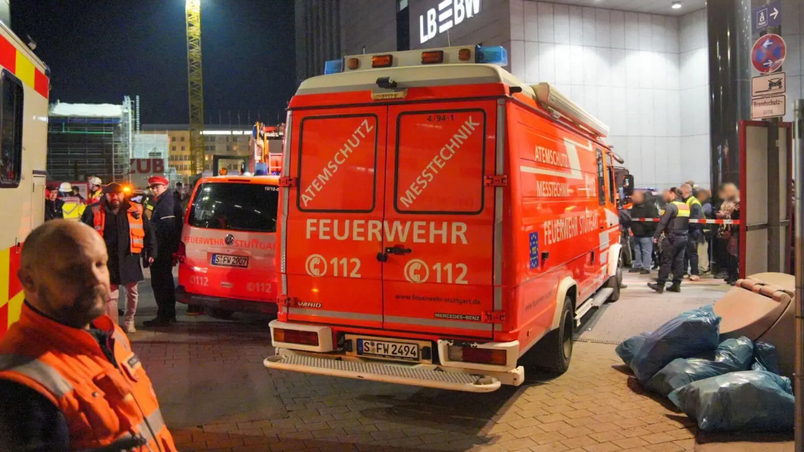Der Zugverkehr in Stuttgarter ruht vorsichtshalber, der Bahnhof ist abgesperrt. (Foto: Enrique Kaczor/onw-images/dpa)