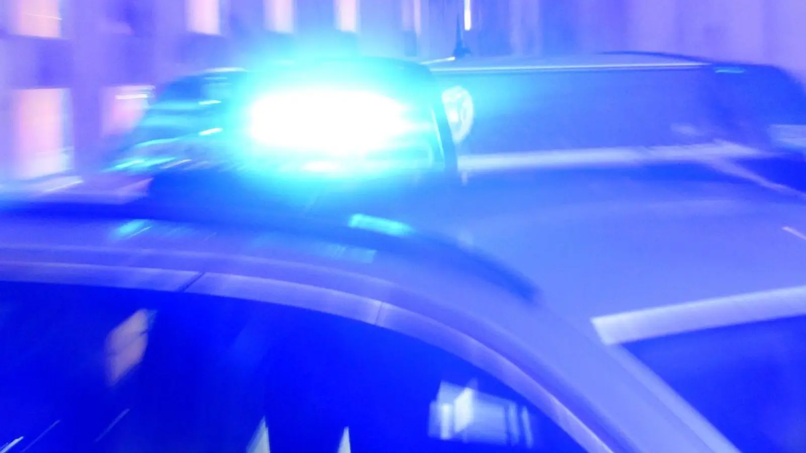 Ein Streifenwagen der Polizei steht mit eingeschaltetem Blaulicht auf der Straße. (Foto: Carsten Rehder/dpa)