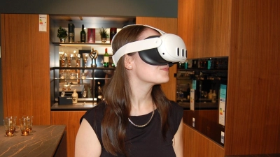 Sophia Patera führt die neue, innovative 3D-Brille vor, mit der die eigene Küche auf ganz besondere Weise digital erkundet werden kann. (Foto: Christian Treffer)