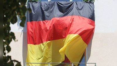 Deutschlandflagge bis zum Nachbarn? WM-Balkon-Deko ist erlaubt, solange sie niemanden verschattet oder gefährdet. (Foto: Jens Wolf/dpa-Zentralbild/dpa-tmn)