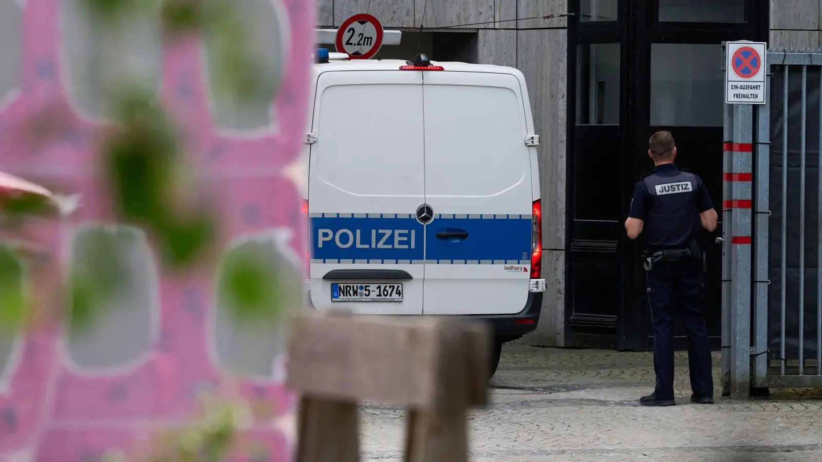 Im Landgericht Bielefeld wurde der Tatverdächtige einem Haftrichter vorgeführt.  (Foto: Bernd Thissen/dpa)