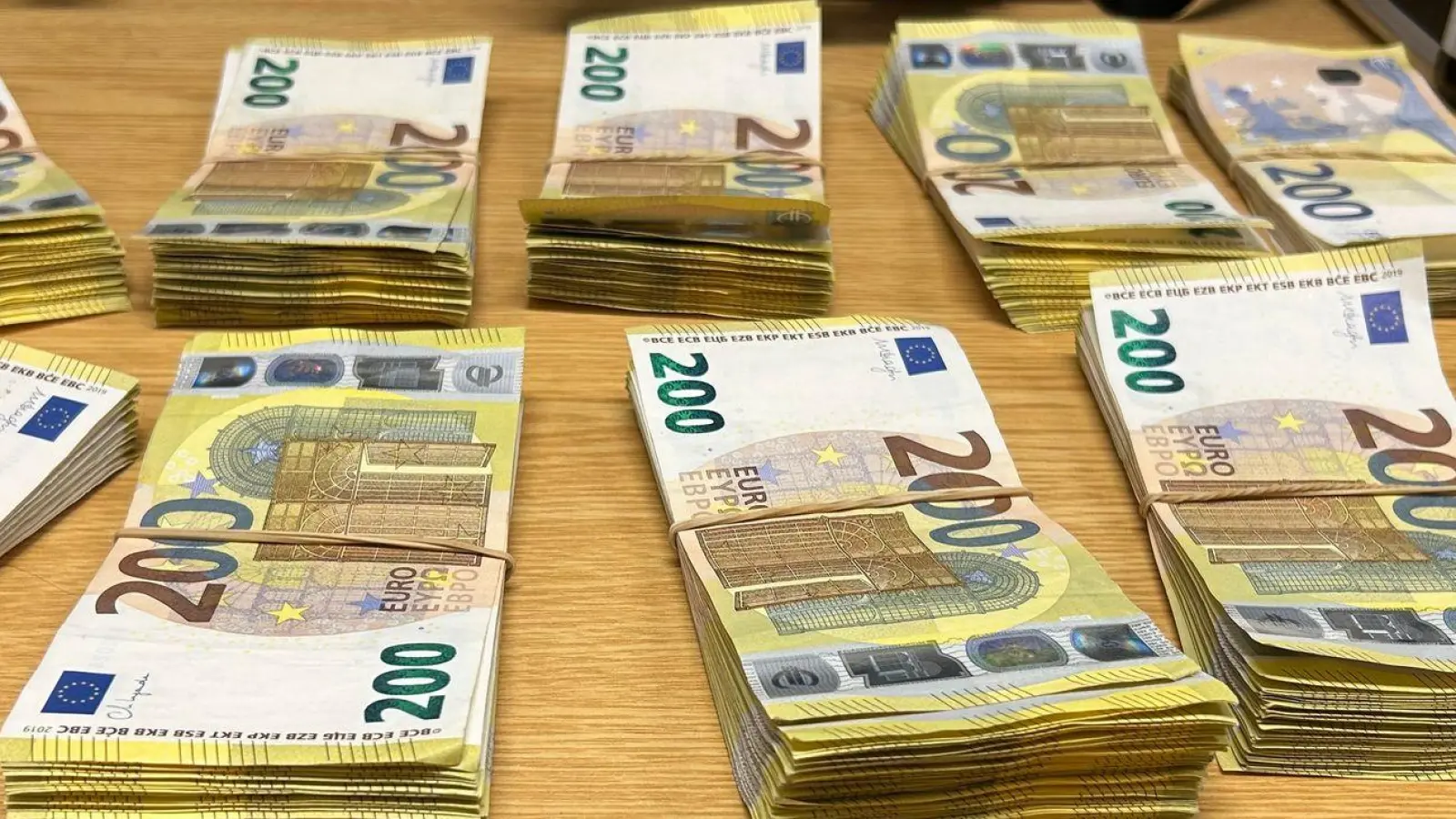 Der Mann wird nun der Geldwäsche verdächtigt. (Foto: -/Hauptzollamt Schweinfurt/dpa)