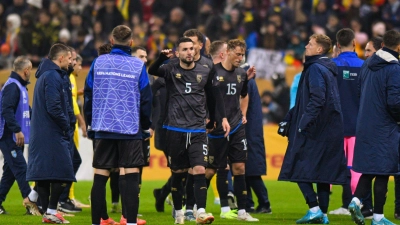 Kosovos Nationalmannschaft verlässt vorzeitig das Spielfeld.  (Foto: Alexandru Dobre/AP/dpa)