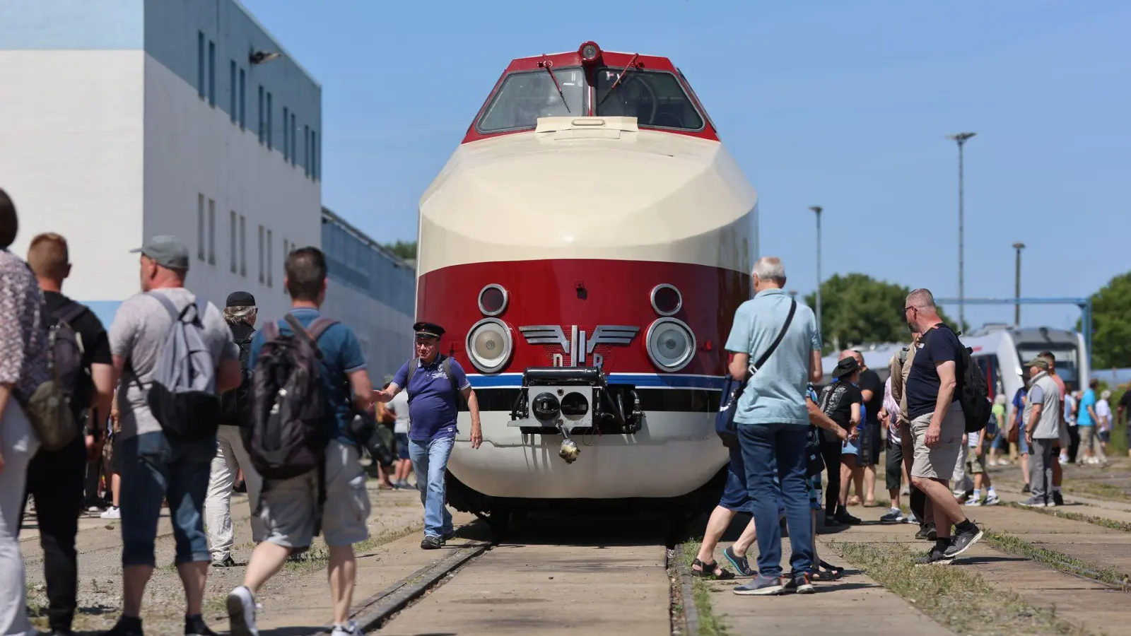 Schon bald soll der aufgearbeitete Zug wieder mit Passagieren auf der Schiene rollen.  (Foto: Matthias Bein/dpa)