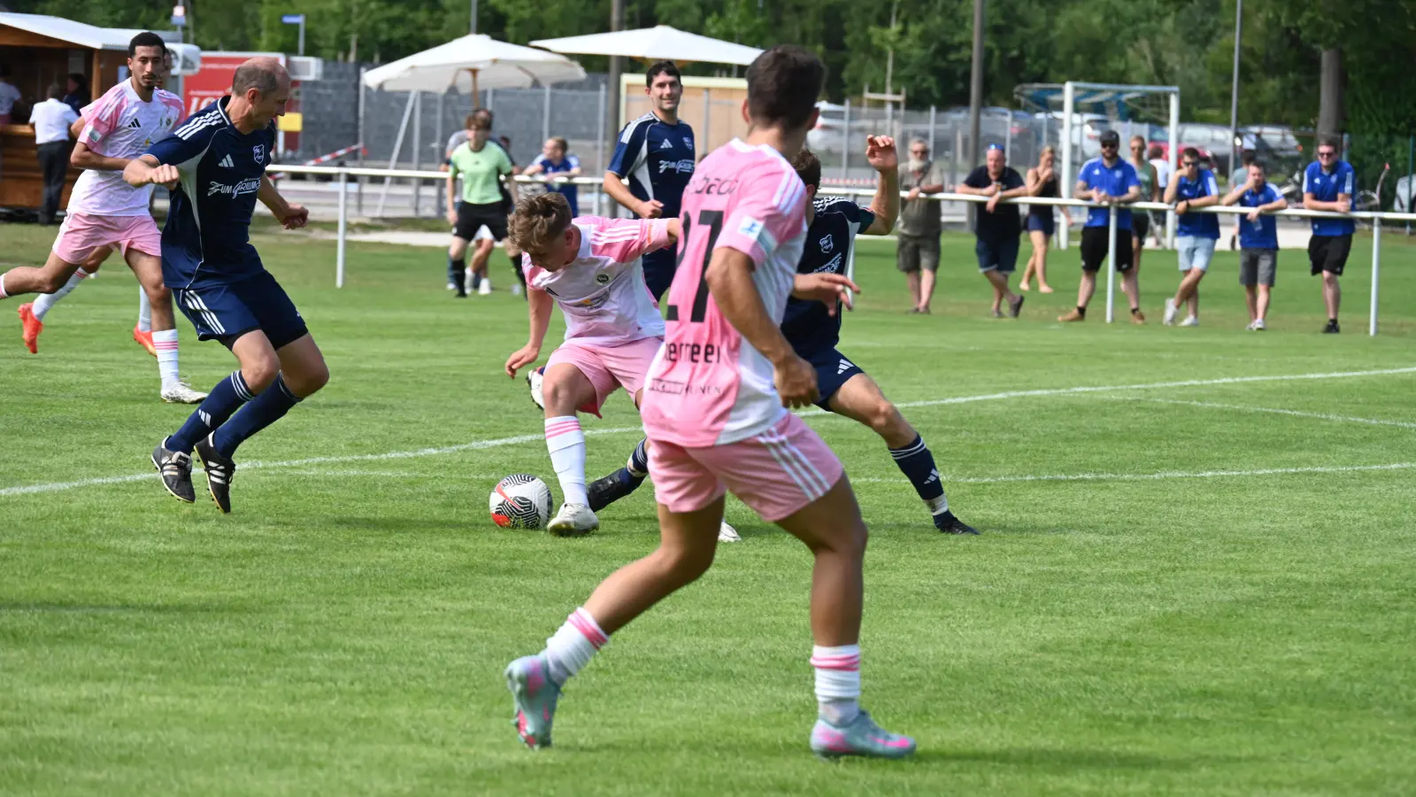 Gegen die vielbeinige Abwehr von Münchsmünster hatte die SpVgg Ansbach (am Ball Nico Hayer, vorne Björn Angermeier) einen schweren Stand. (Foto: Thomas Dähnert)